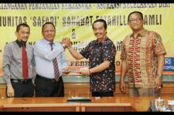 Caleg ini tempel stiker ke ponsel warga