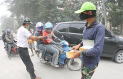 Diguyur hujan abu vulkanik, PMI bagikan masker