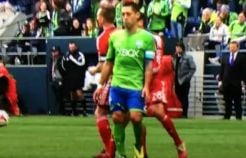 Kesal, Clint Dempsey pukul alat kelamin lawan