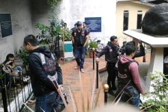 Pecinta motor tua bersihkan bekas penjara Soekarno