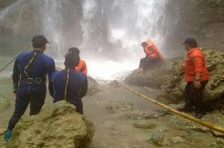 Tenggelam, siswa MTs tersangkut di celah batu
