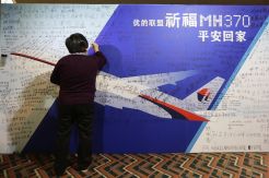 Buru MH370, pesawat China lihat puing persegi warna putih