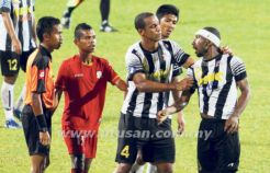 Patrich Wanggai nyaris berkelahi dengan wasit