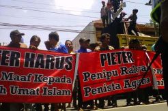 Poster kampanye Ketua Komisi III diprotes warga Malang