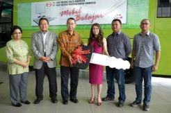 Hino sumbang mobil belajar bagi anak kurang mampu