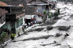 Jutaan meter kubik material Merapi ancam warga