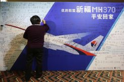 Pengumuman pesawat MH370 jatuh bertabur air mata