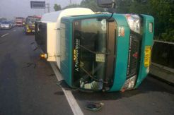 Truk terbalik belum dievakuasi