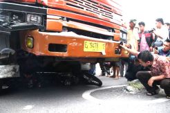 Tronton semen hajar 6 kendaraan