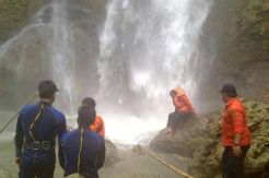 Tenggelam, pelajar ditemukan tewas tersangkut di celah batu