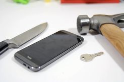 Bagaimana bila HTC One M8 di hantam palu