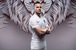 Tak acuhkan publik, Cleverley tetap jadi model jersey Inggris