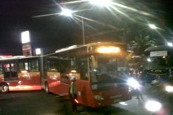 Paksa putar arah, bus gandeng melintang di jalan