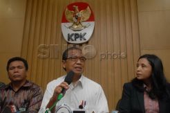 Busyro protes bendera PDIP di depan Gedung KPK