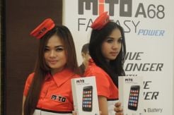 Smartphone yang berfungsi sebagai power bank