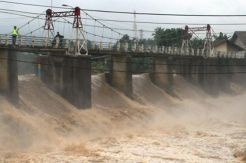 Tanggul darurat Sungai Cipunagara jebol lagi