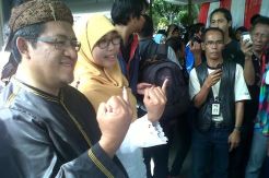 Aher nyoblos dengan pakaian adat Sunda