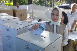 Nyoblos sendirian, Airin ditemani tetangga