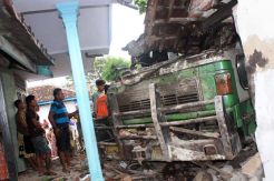 Selip, kontainer seruduk rumah warga