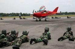 Pilot asing yang ditodong senjata TNI ingin keliling dunia