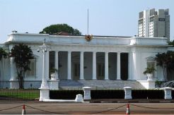 Pejabat pemerintah sibuk urus parpol ketimbang rakyatnya