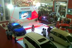 Di pameran otomotif...