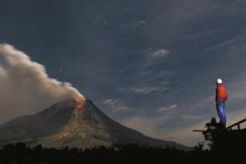 Lahar dingin Sinabung aliri sungai di Karo