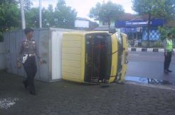 Truk pengangkut kelontongan terguling di Sudirman Ciamis