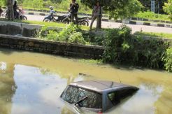 Belajar setir, mobil ini malah nyemlung sungai