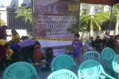 Tak sesuai janji, warga Taman Anyelir III demo