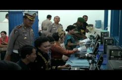 Layani pembuatan SIM, Polwan pakai baju adat