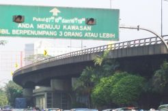 Takut kena razia, joki nekat lompat jembatan