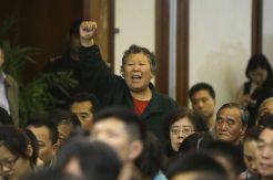 Kerabat penumpang MH370 sandera karyawan MAS