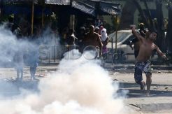 Massa bentrok dengan polisi di kantor KPU Mamuju