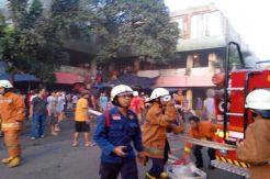 Lantai 2 Pasar Rumput dilalap si jago merah