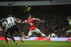Koscielny dan Oezil bawa Arsenal unggul di babak 1