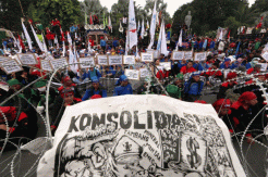 Hari kedua, buruh unjuk rasa di Bundaran HI