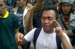 Ricuh di KPU Jabar 10 mahasiswa luka