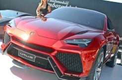 Lambo Urus mobil SUV dengan mesin turbo V8