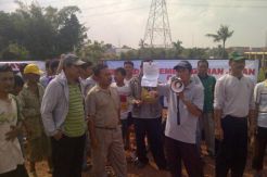Warga blokir akses Proyek...