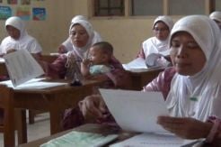 Peserta ujian Paket B bawa anak ke kelas