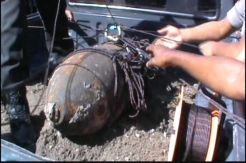Bom zaman Belanda ditemukan tertancap di dasar sungai