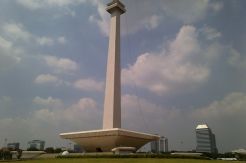 Sehari, Monas diguyur 20 ribu liter air