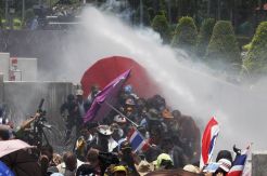 Halau Kaus Kuning, polisi Thailand tembakan gas air mata