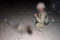 Tentara Inggris narsis dengan mayat militan Taliban