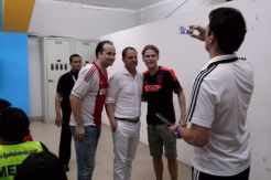 Demi foto bareng De Boer, dua meneer terobos pengawalan