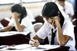 Guru SMA 1 Sinjai gembok gerbang sekolah