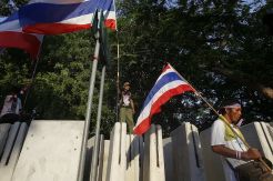 Krisis berlarut-larut, tekanan memuncak untuk senat Thailand