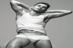 Oscar jadi model pakaian...