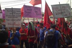 Buruh pabrik baja mogok kerja karena rekan di PHK